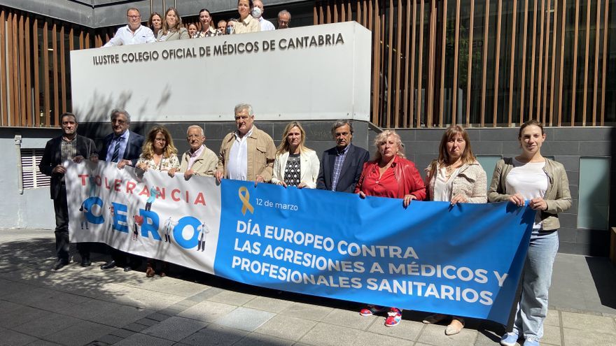 El Foro Sanitario de Cantabria se concentra contra la doble agresin del Centro de Salud Los Castros
