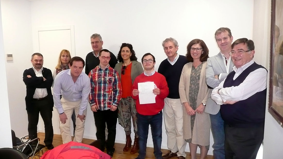 El Foro Sanitario Profesional de Cantabria hace entrega de la recaudacin de la carrera solidaria a la Fundacin Sndrome de Down de Cantabria